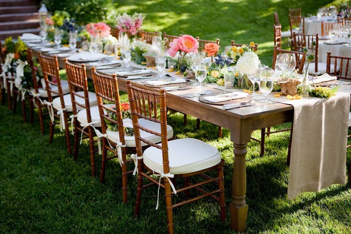 Загородный стол. Украшение дачи к свадьбе. Украшение свадьбы на природе. Свадебное украшение стола на природе. Накрытый стол в саду.