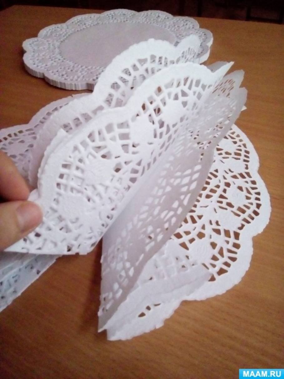 Украшение из ажурных салфеток на новый год