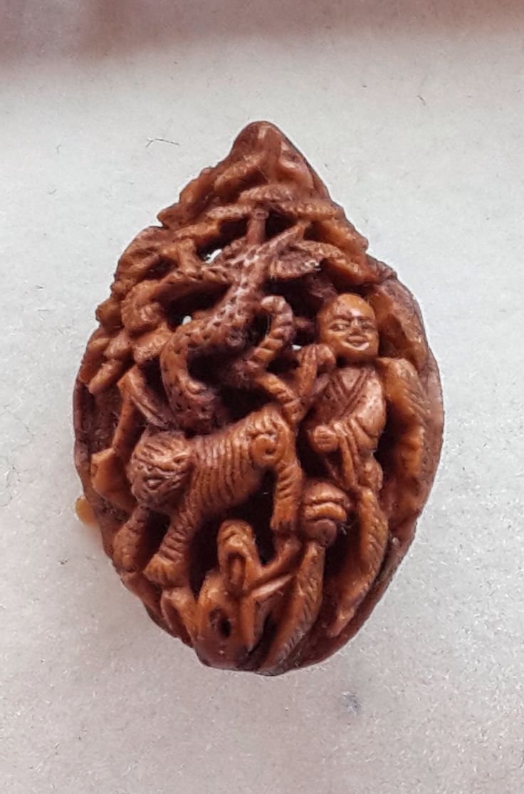 Украшения из косточек персика