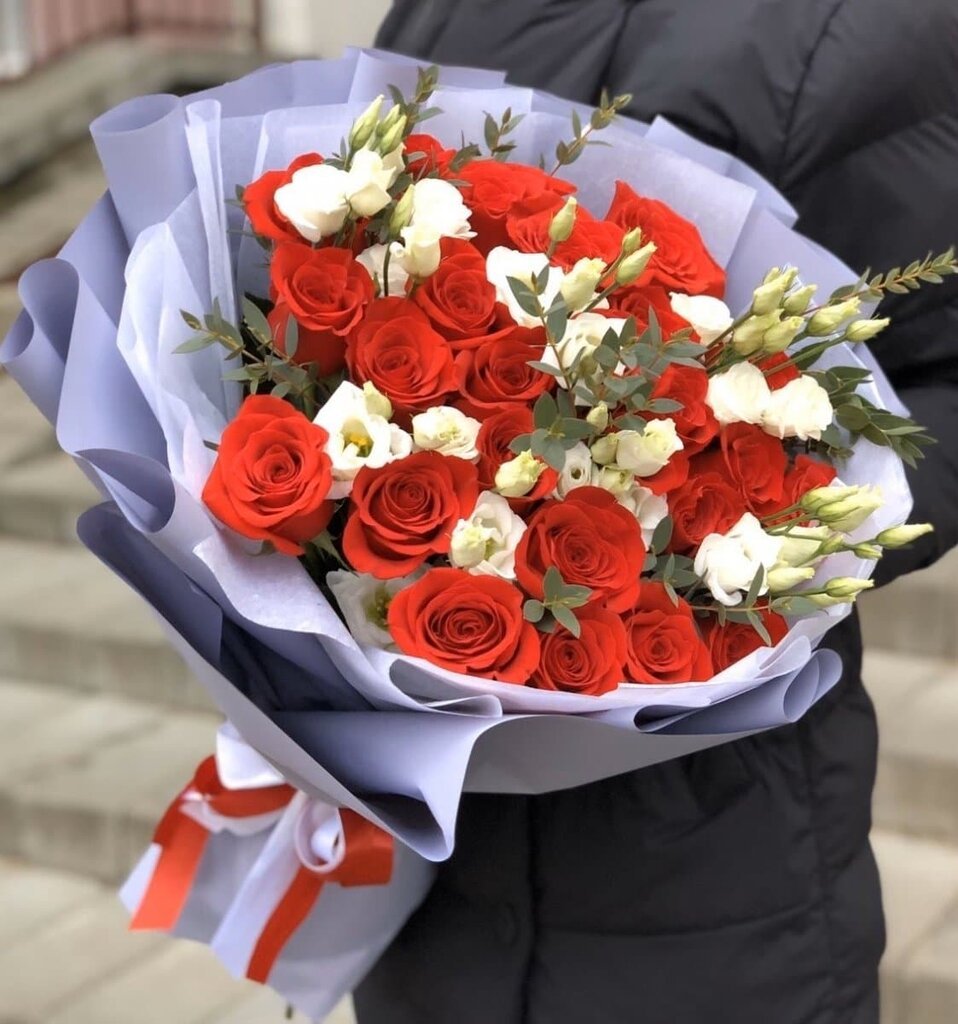 Букет красные розы и белая эустома