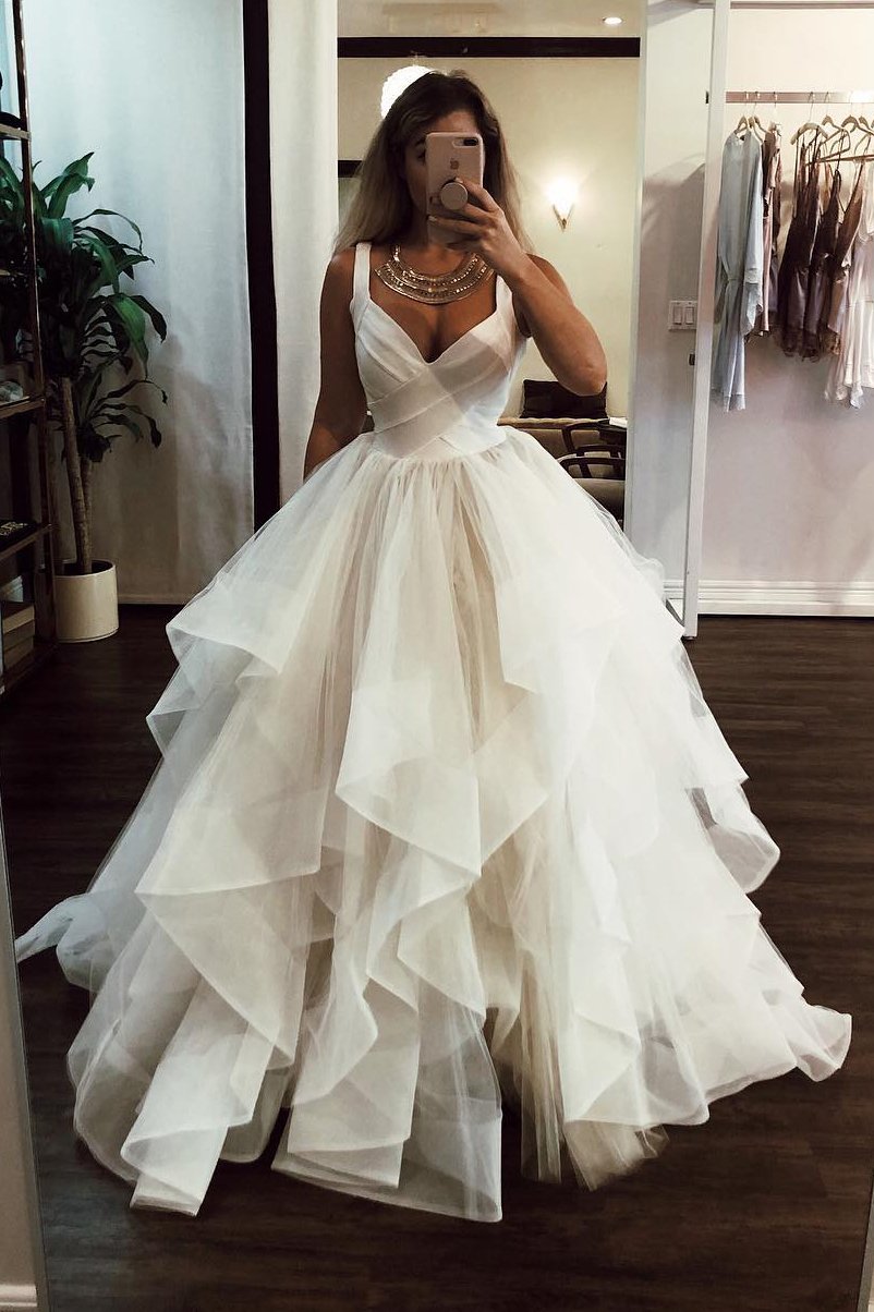 Свадебное платье с воланами на юбке
