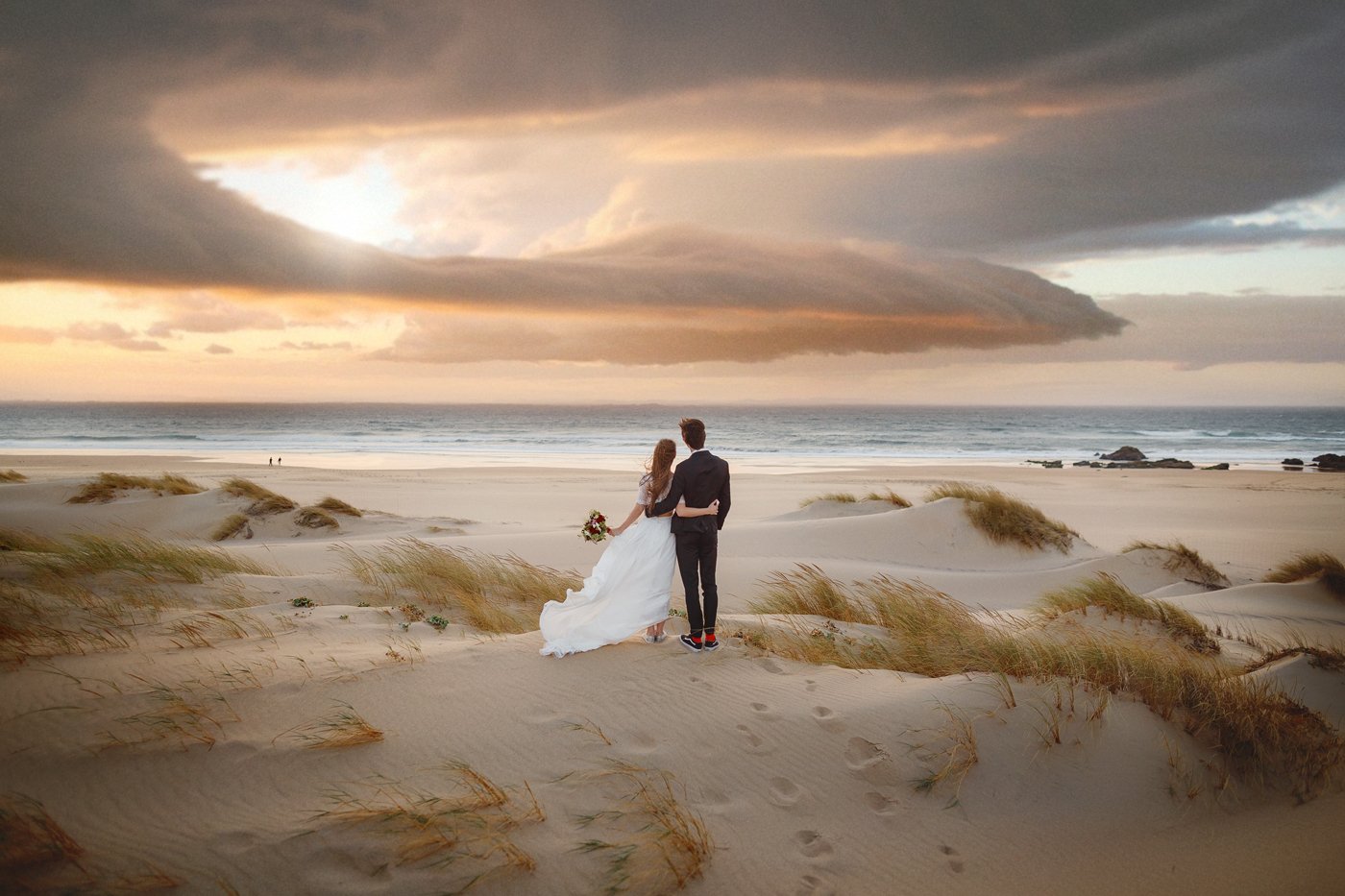 Незабываемые картинки. Свадебная фотосессия на закате. Свадебная фотосессия на пляже. Свадьба на закате на берегу океана. Свадьба на берегу океана.