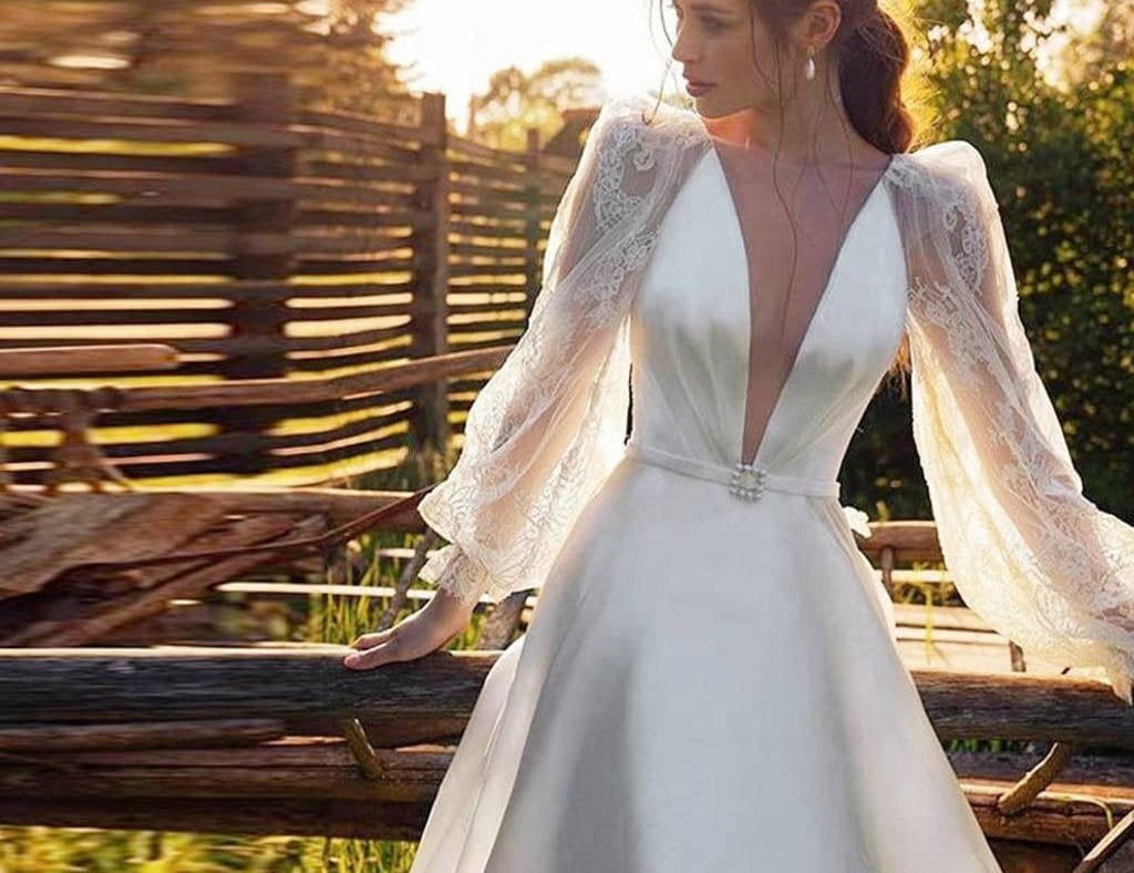 Атласное свадебное платье с рукавами фонариками