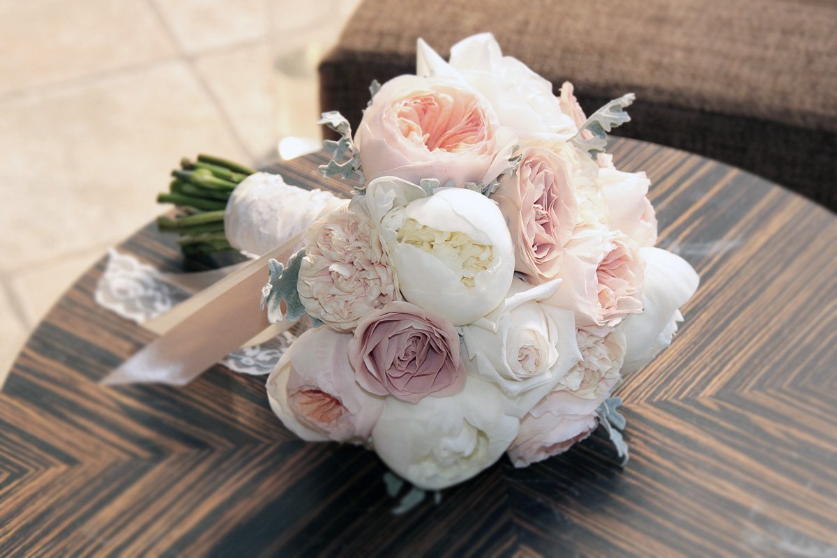 Свадебный букет пионы и розы