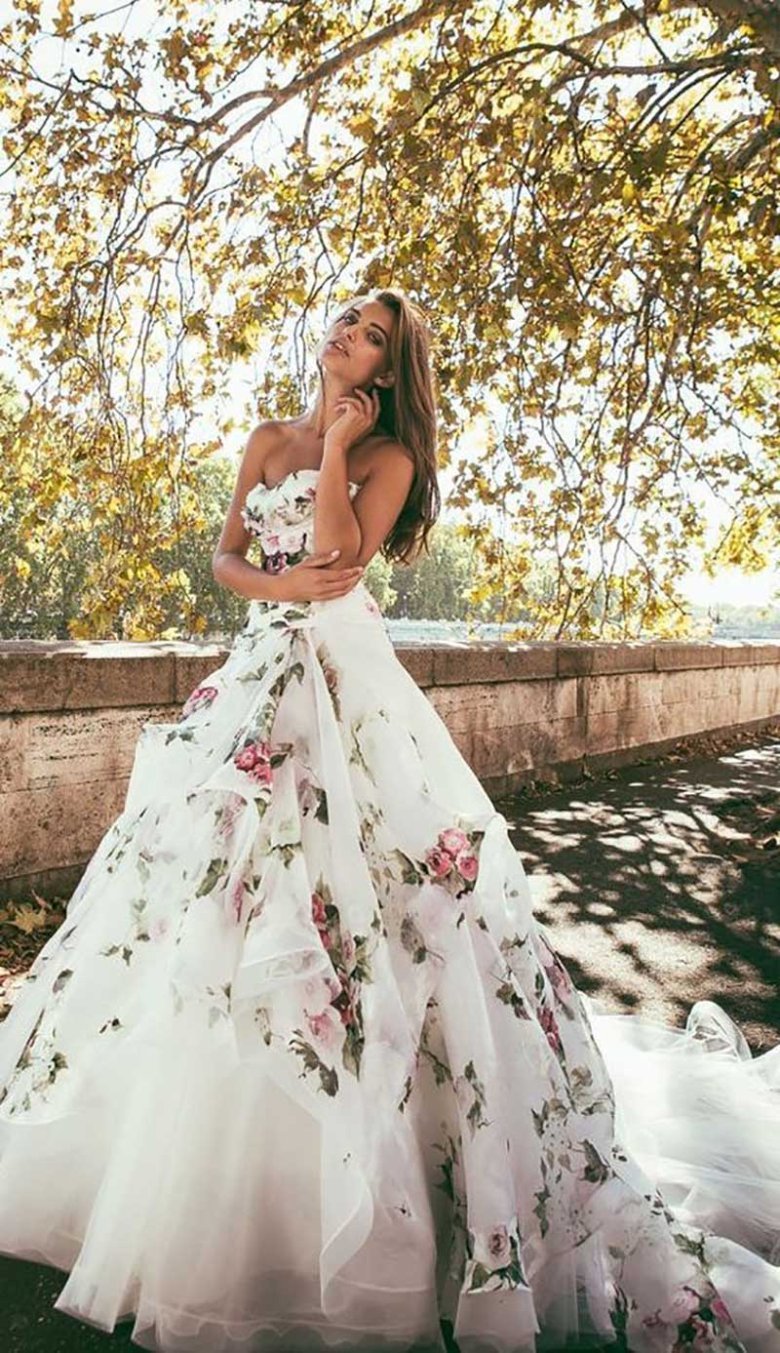 Свадебное платье с цветком