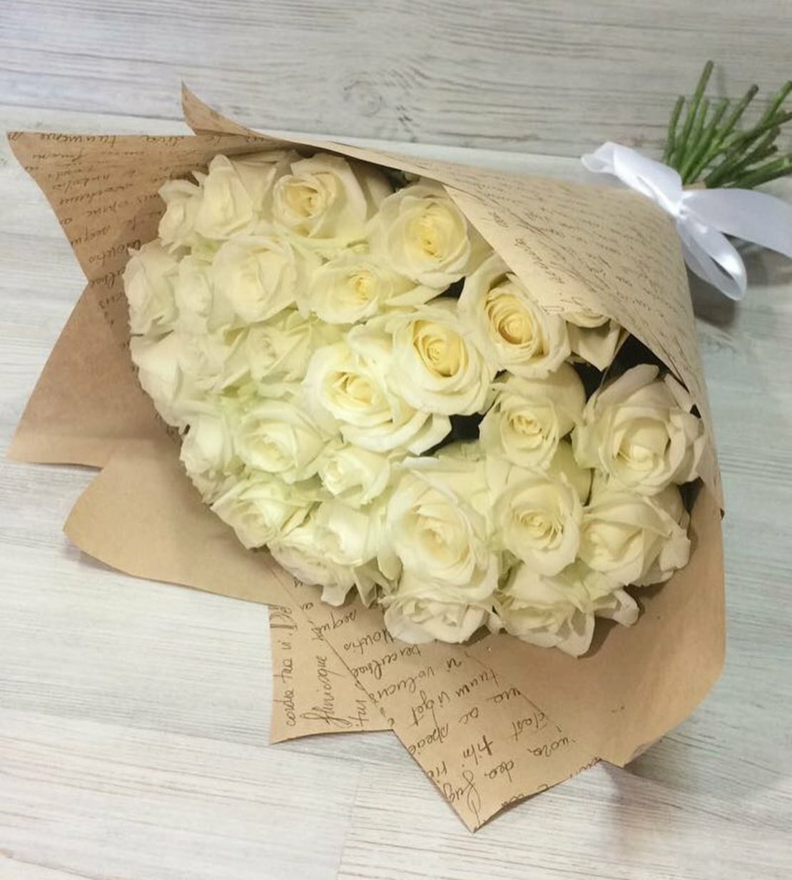 Букет белых роз в упаковке