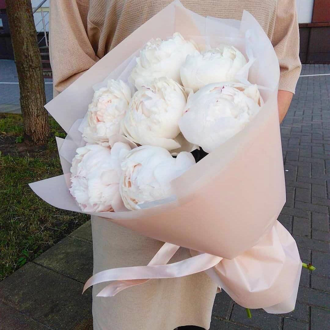 Букет белые пионы