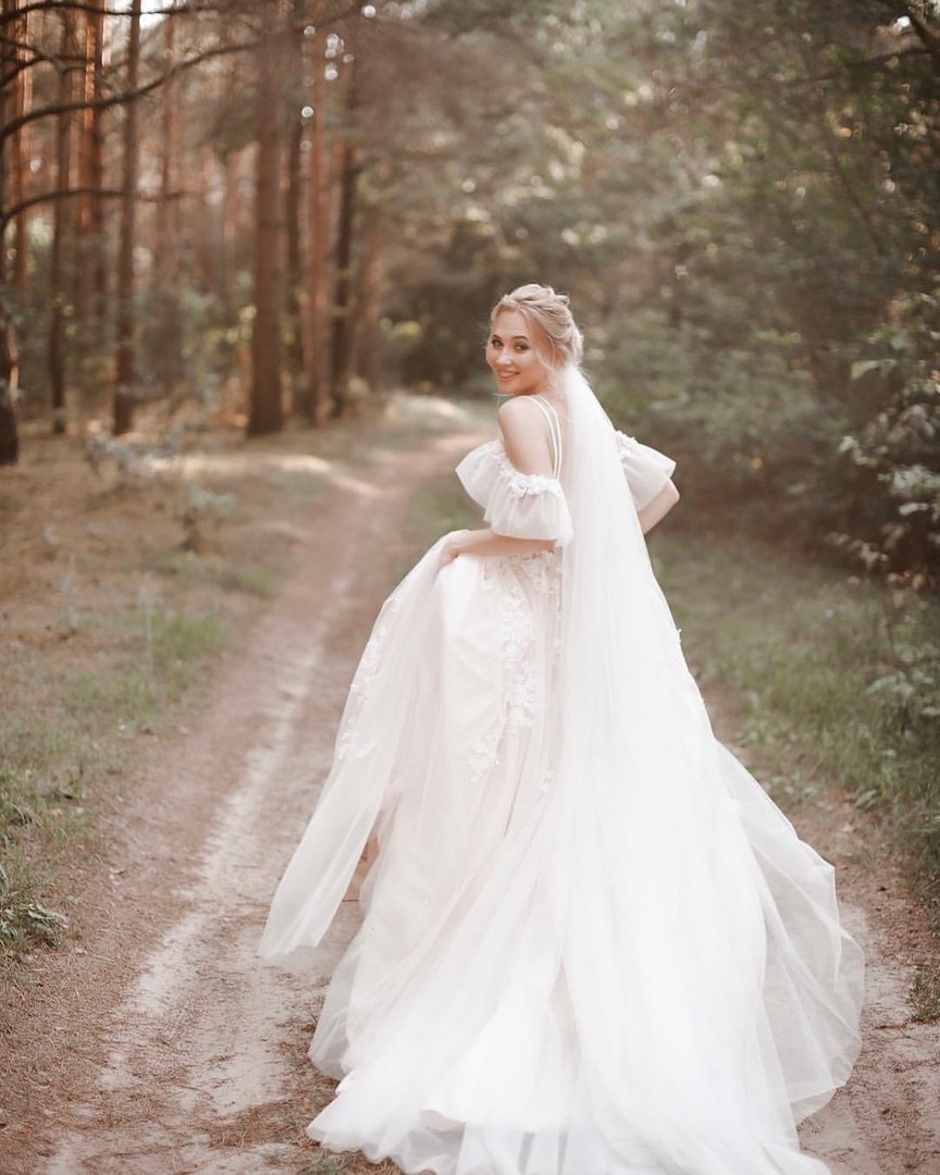 Свадебное платье с рукавами крыльями