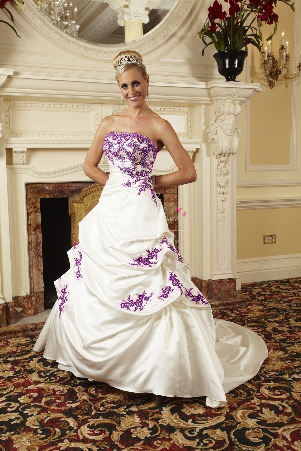 Свадебные платья с фиолетовой лентой