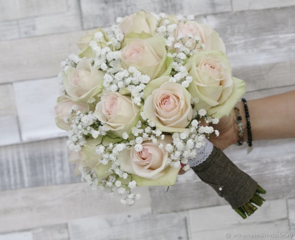 Свадебный букет розы с гипсофилой