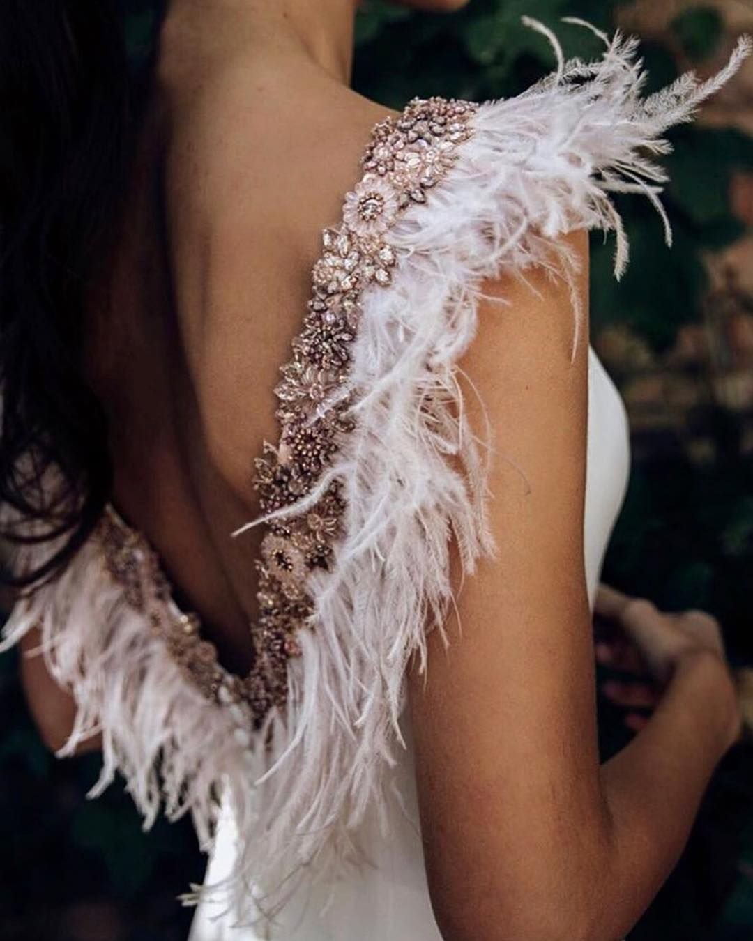 Свадебное платье с перьями на плечах
