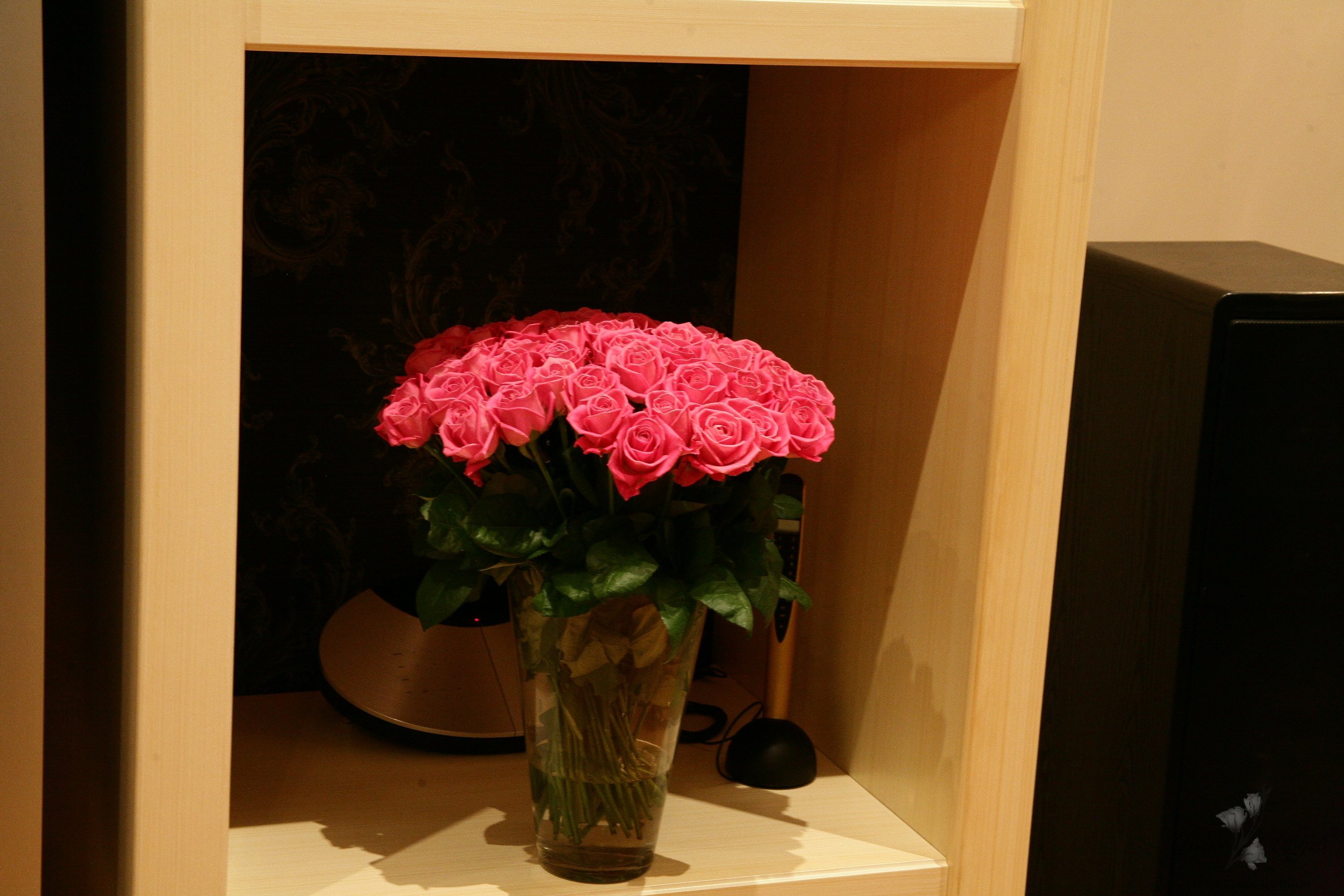 Букеты роз в вазе на столе. Букет в вазе на столе. Букет цветов в вазе на столе. Букет в доме. Букет роз в квартире.
