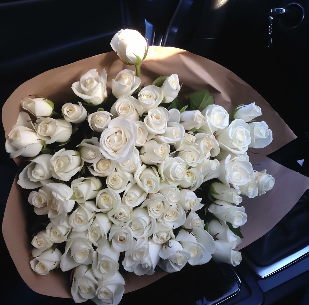 Букет цветов фото реальное в руках. Букет белых роз в машине. Шикарный букет цветов в машине. Шикарный букет белых роз. Огромный букет белых роз.