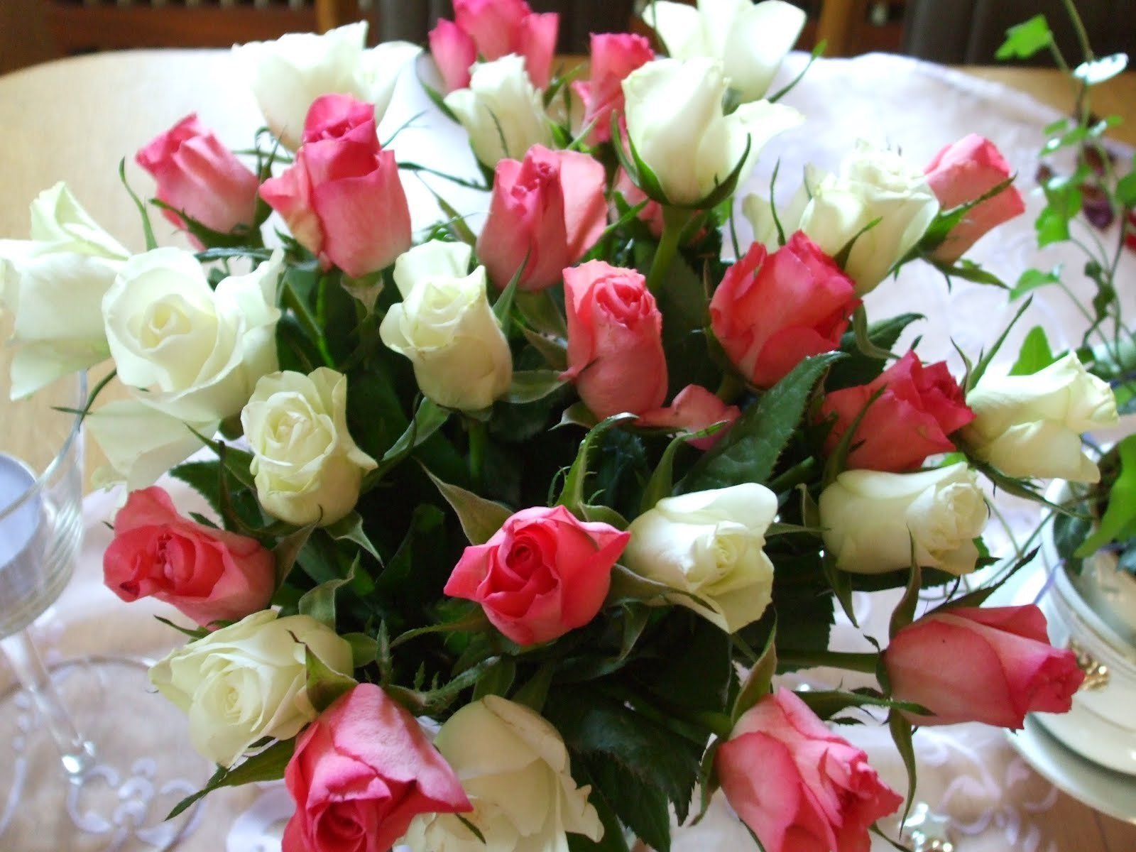 Фото реальных букетов цветов дома. Красивый букет. Красивый букет роз. Шикарный букет роз. Красивый букет дома.