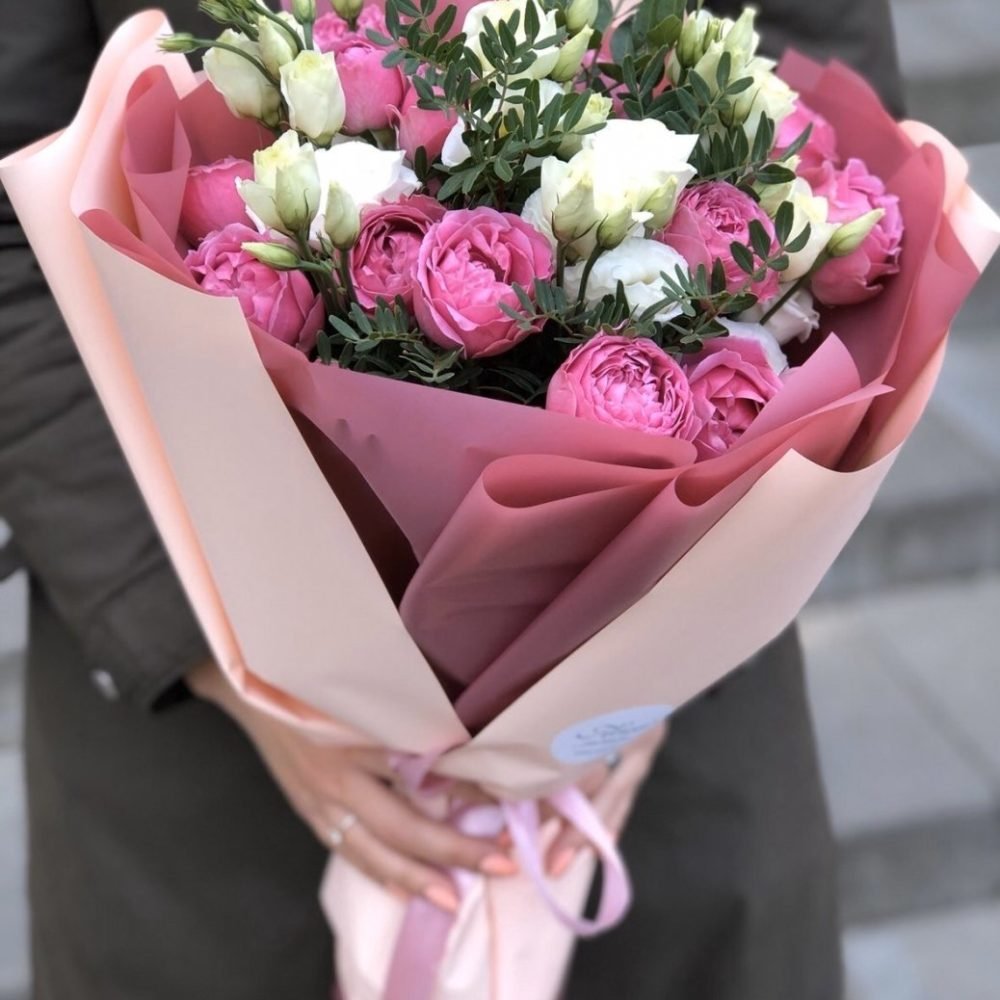 Кустовая пионовидная роза и эустома