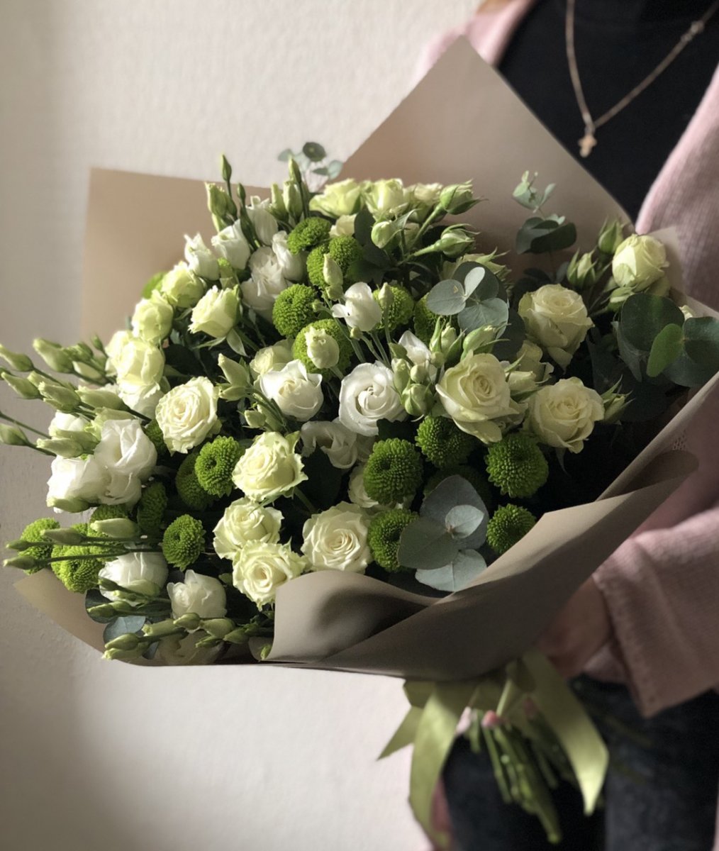 Букет эустома и кустовая роза