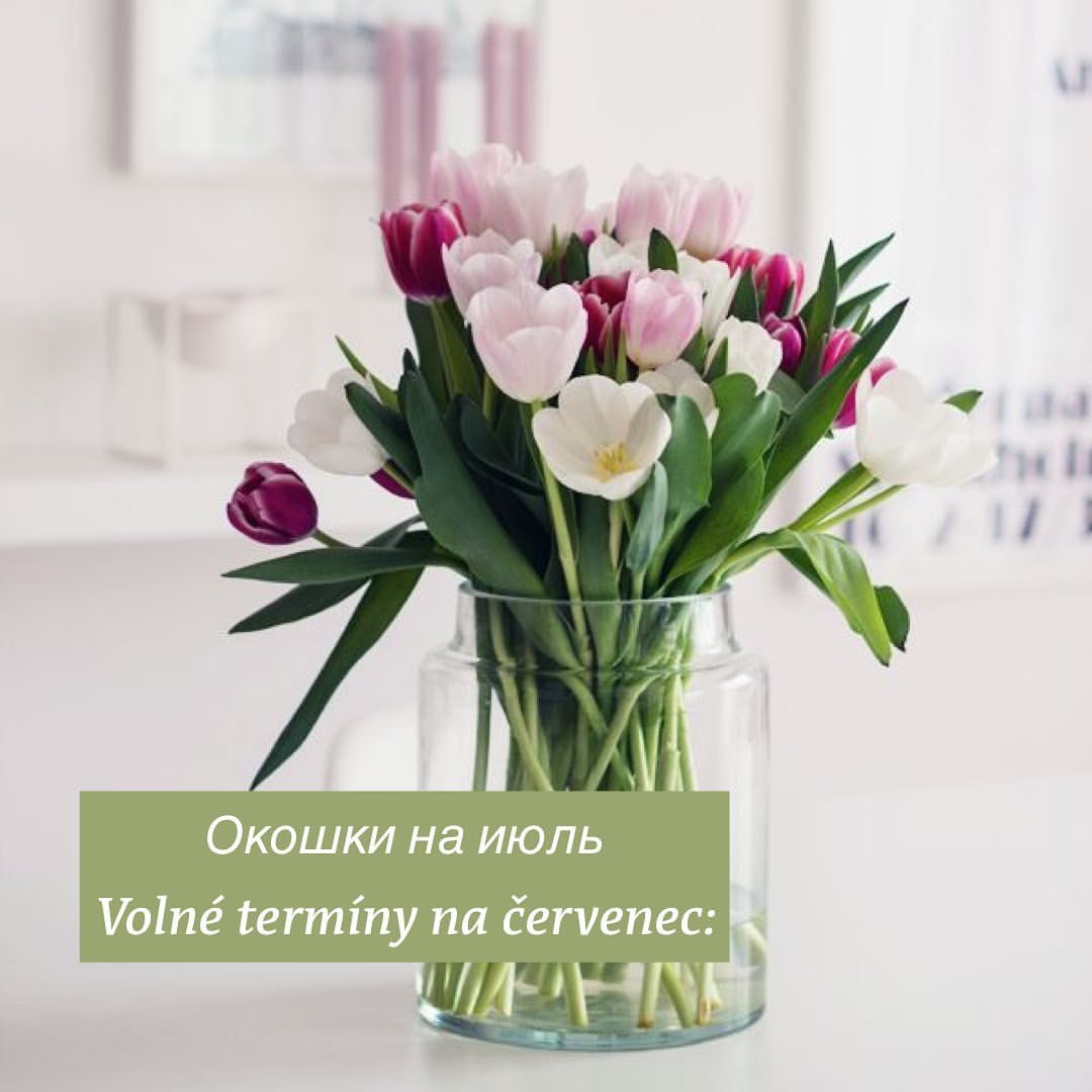 Белые тюльпаны в офисе на столе