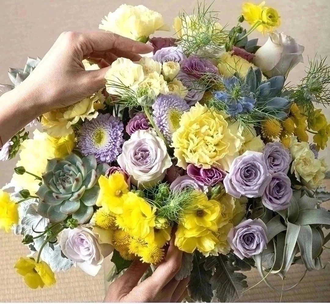 Весенние цветы в вазе