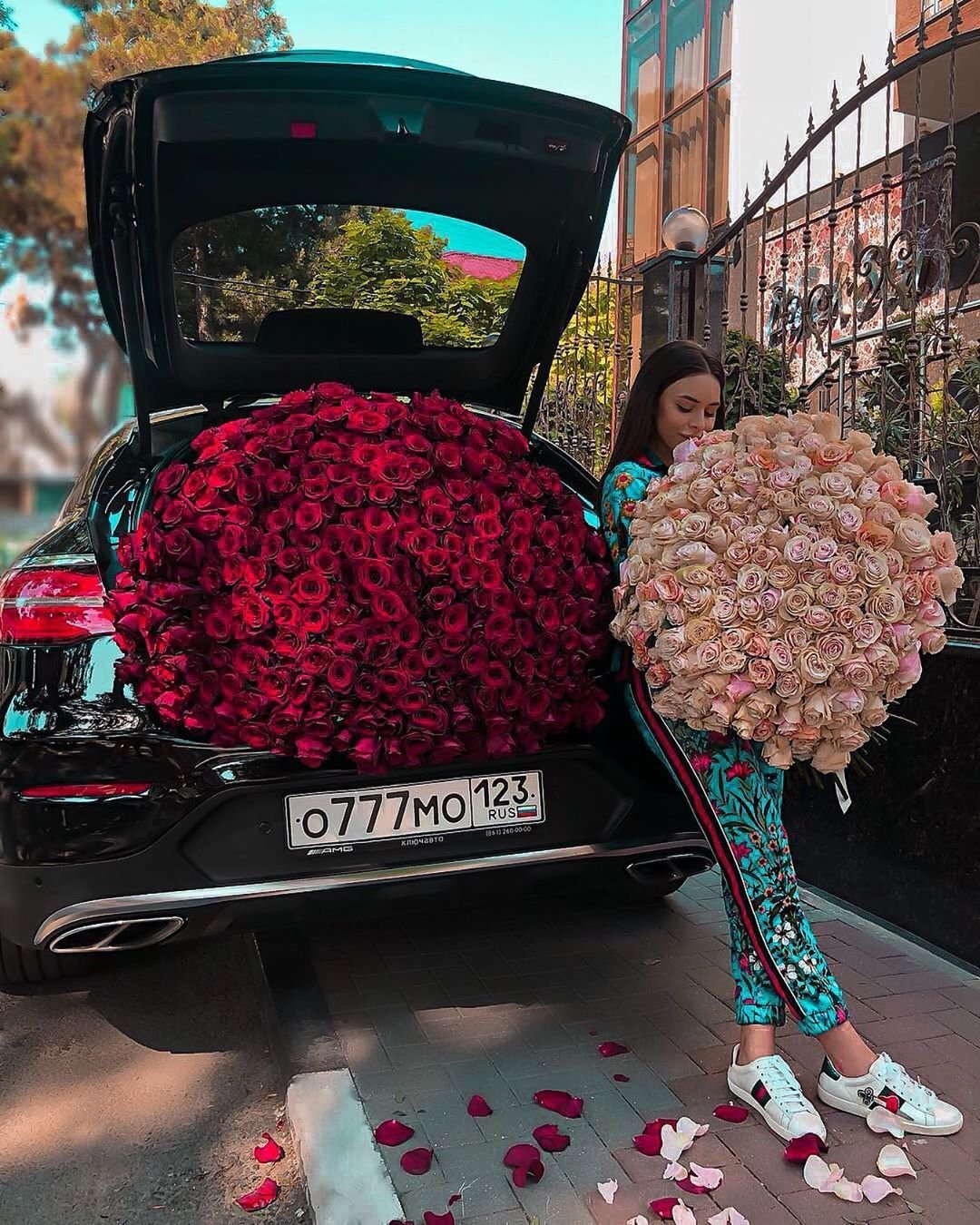 Девочки с автомобилем и цветами