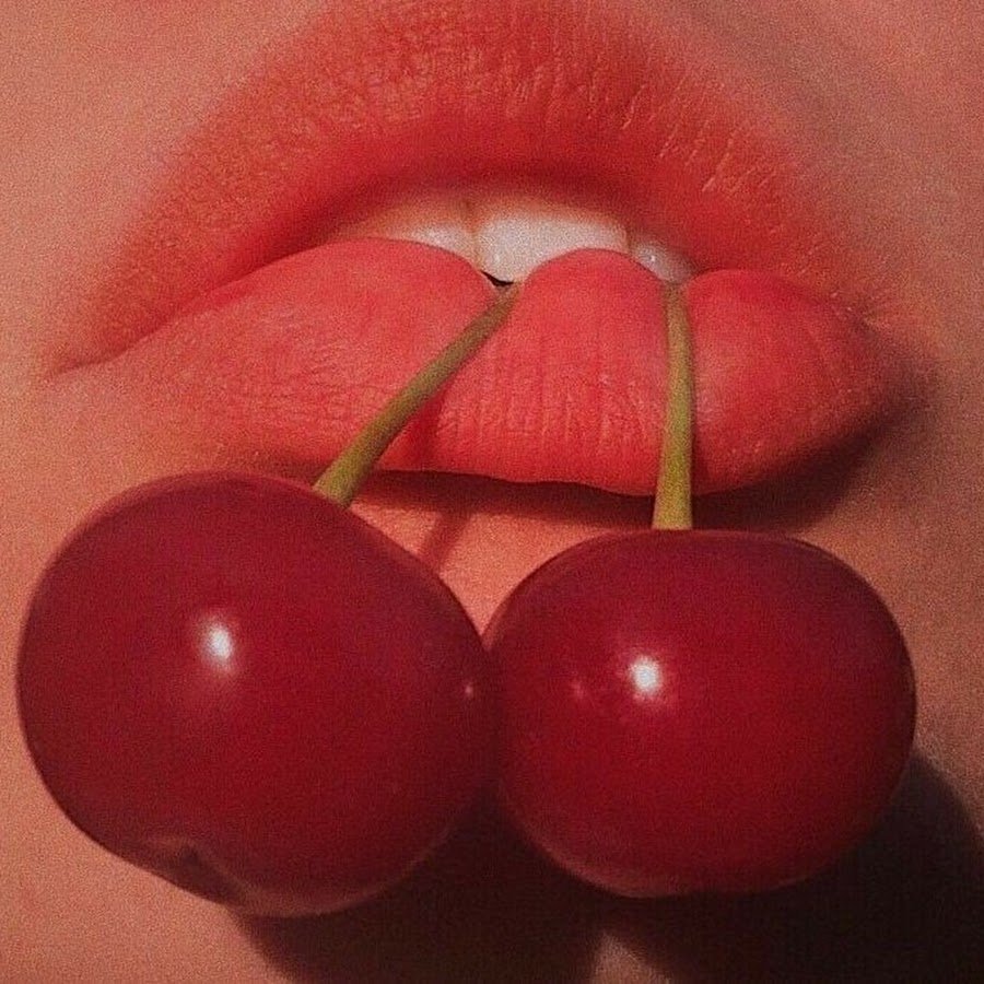 Губы с вишенкой
