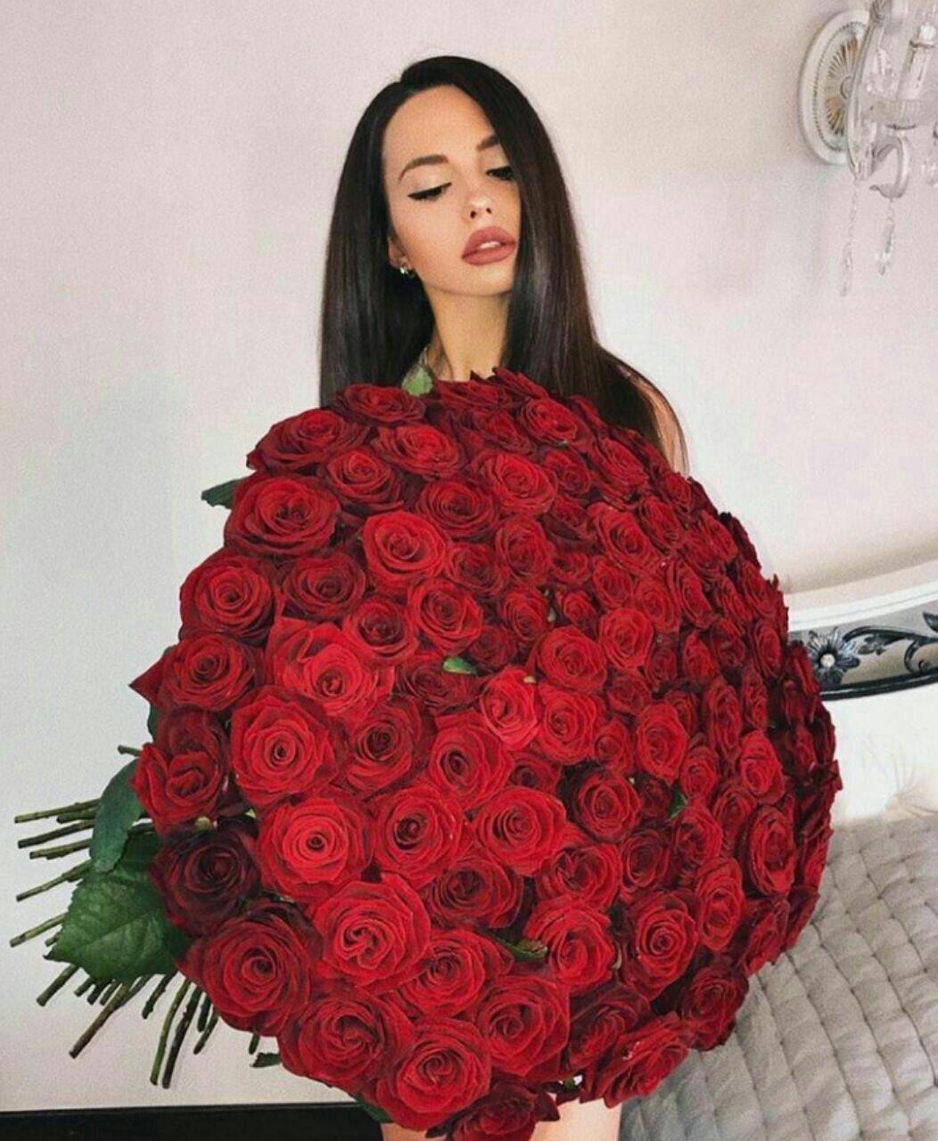 Девушка с большим букетом
