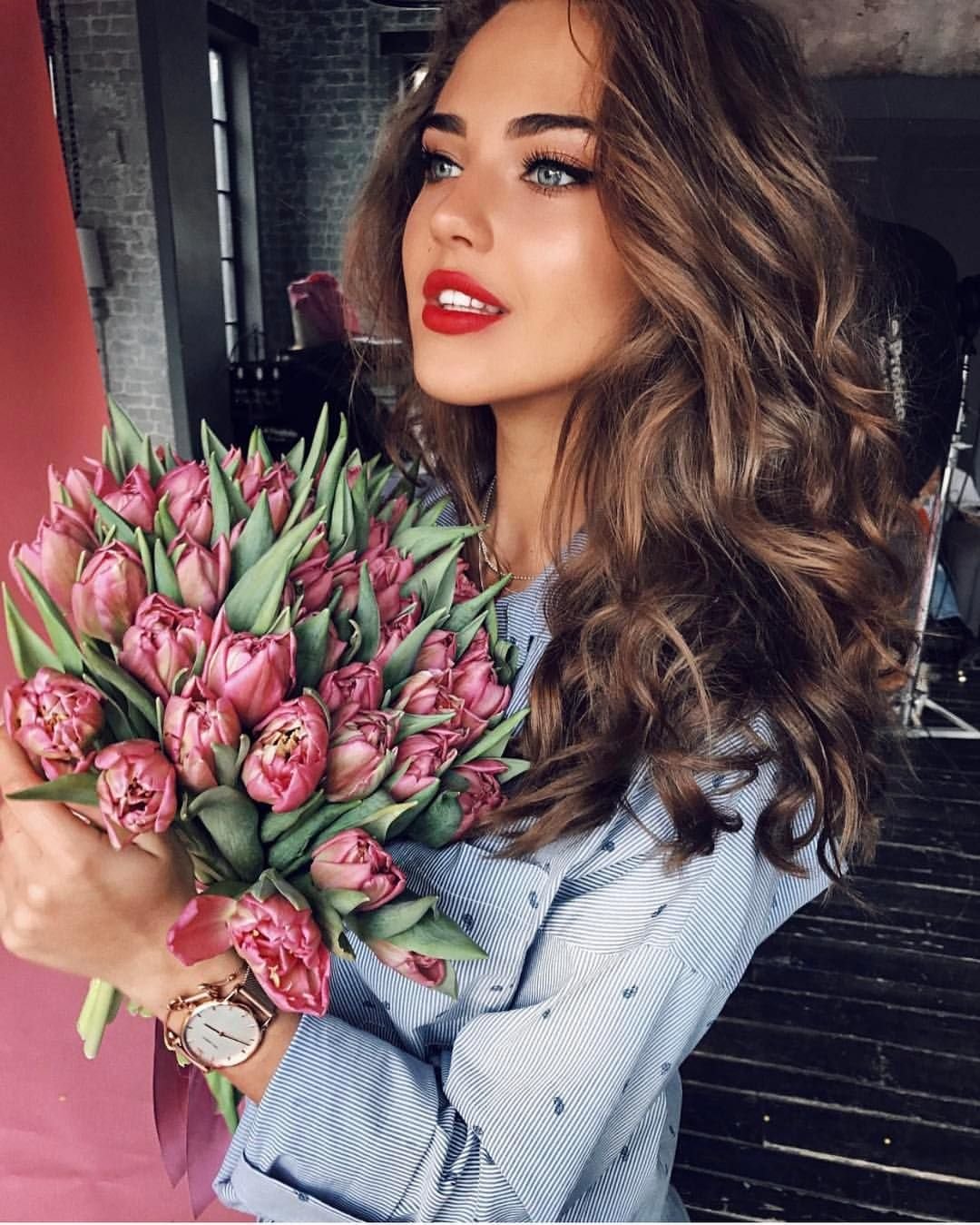 Девушка с цветами Инста