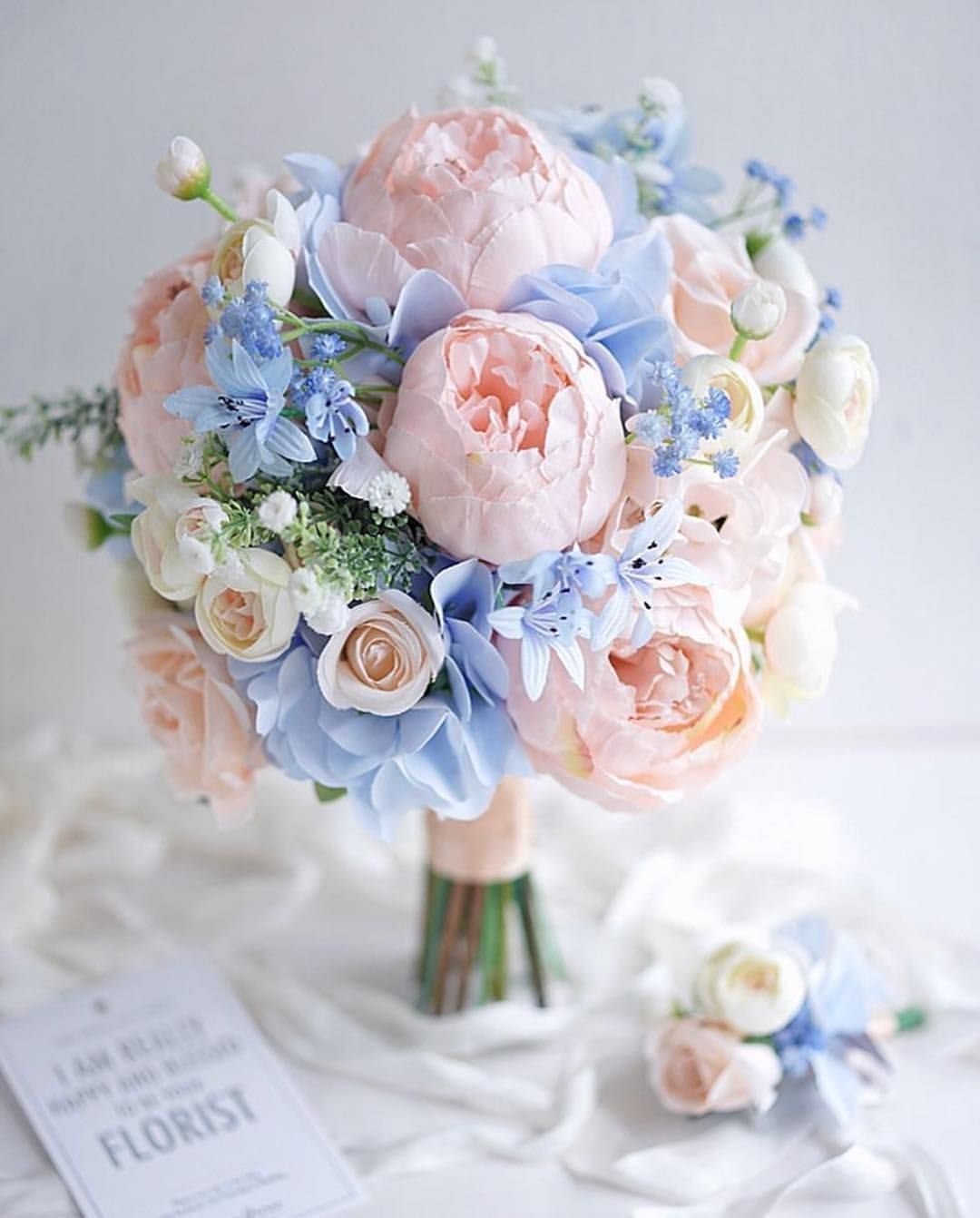 Букет невесты с голубыми цветами