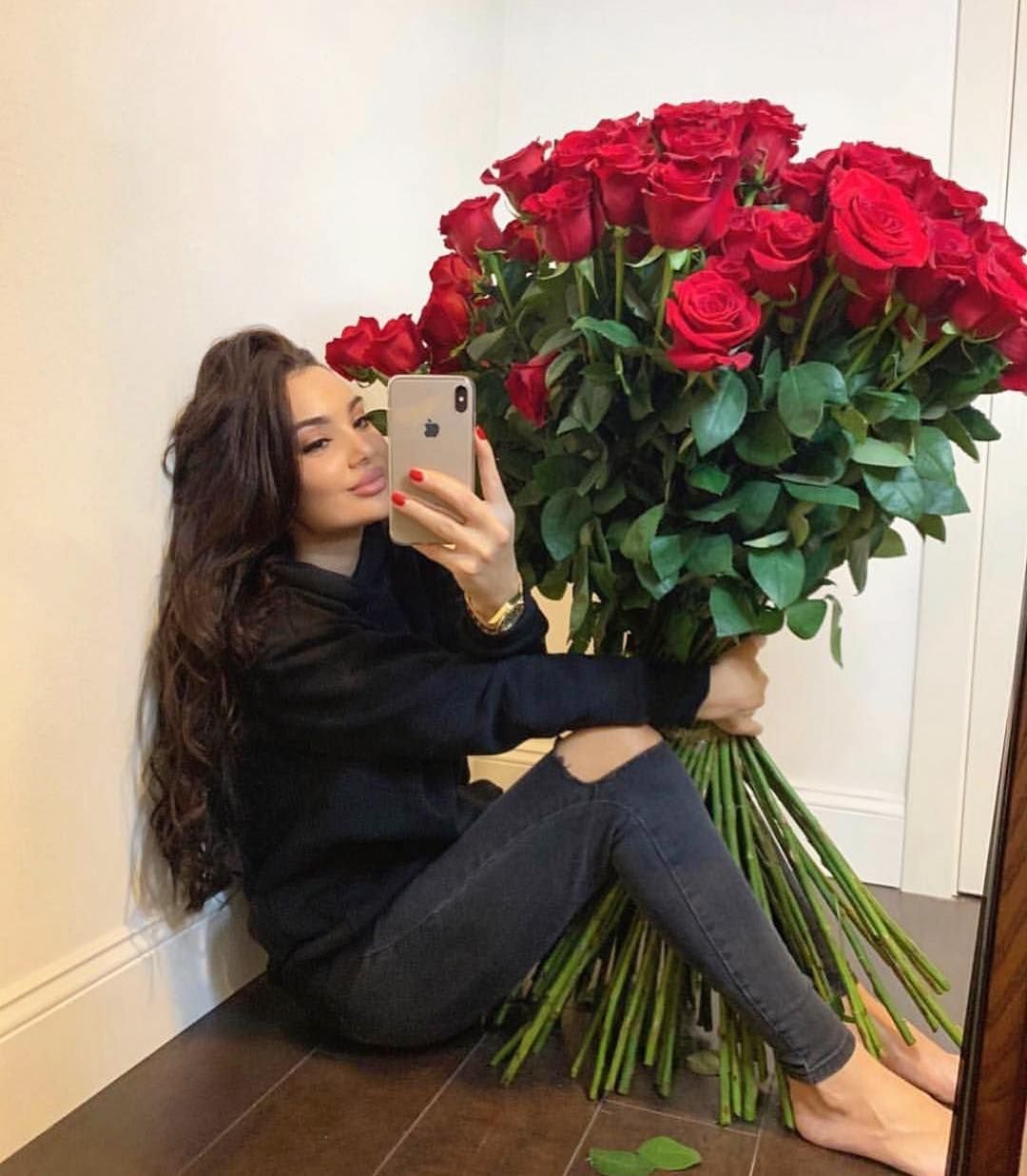 Девушка с длинными розами