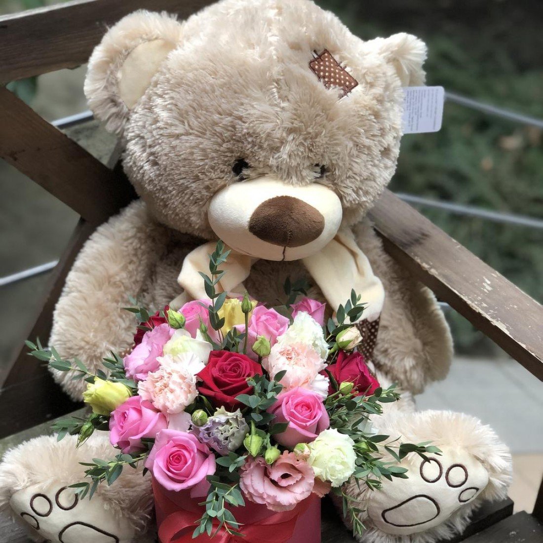 Букет с медведем и цветами
