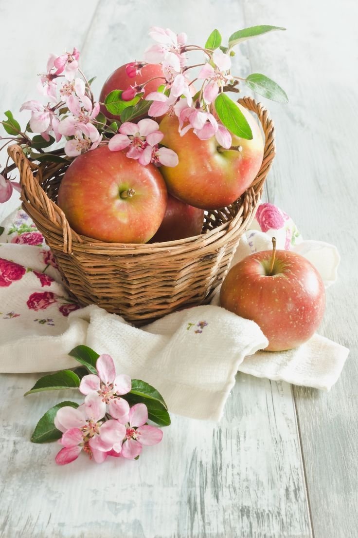 Яблоки и цветы