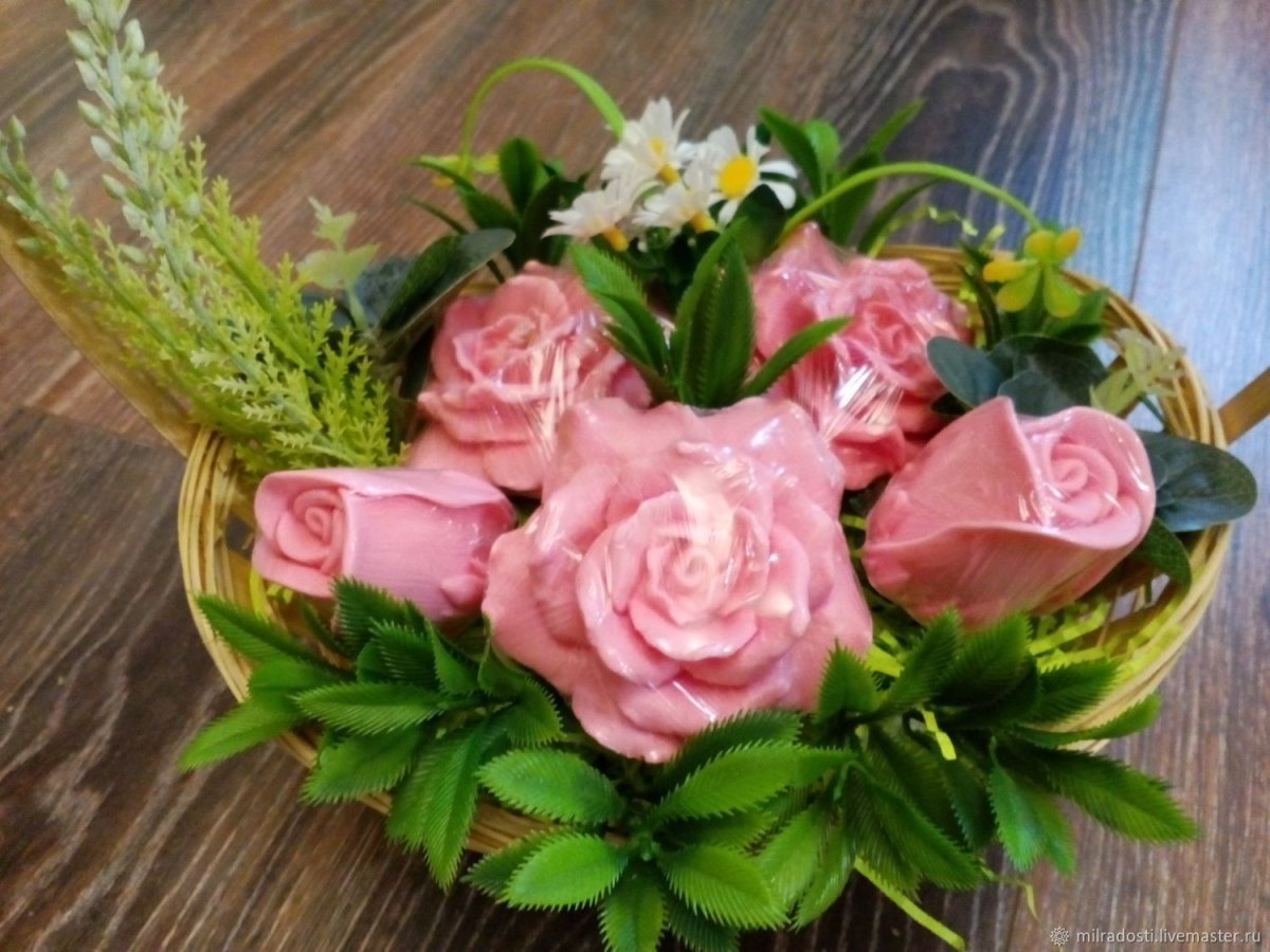 Мыльные розы в корзине