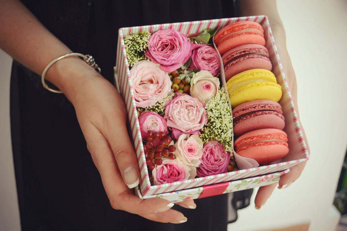 Коробка с цветами и макаронс