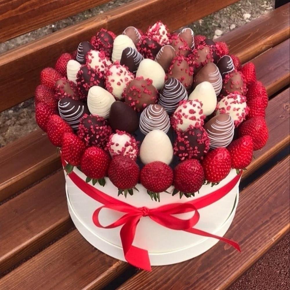 Клубника в шоколаде в шляпной коробке