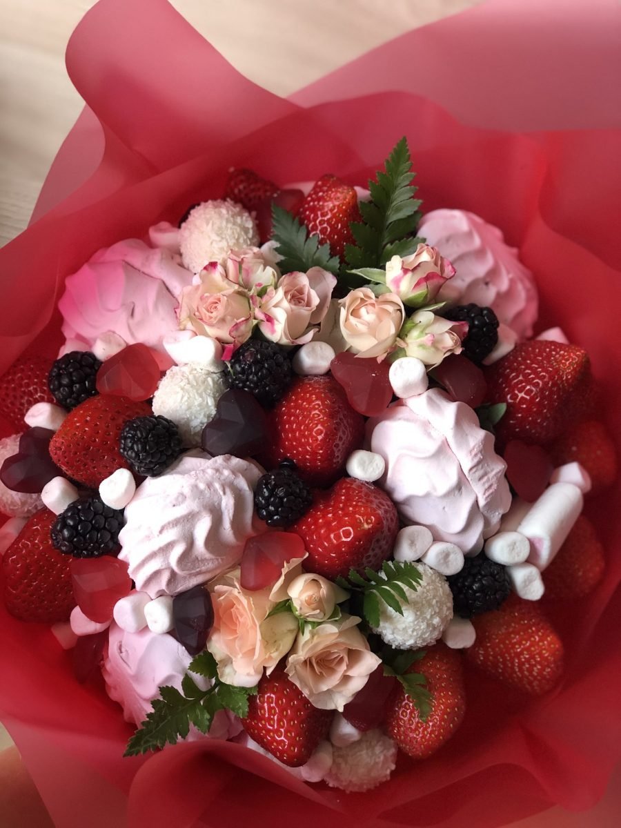Сладкий букет с клубникой