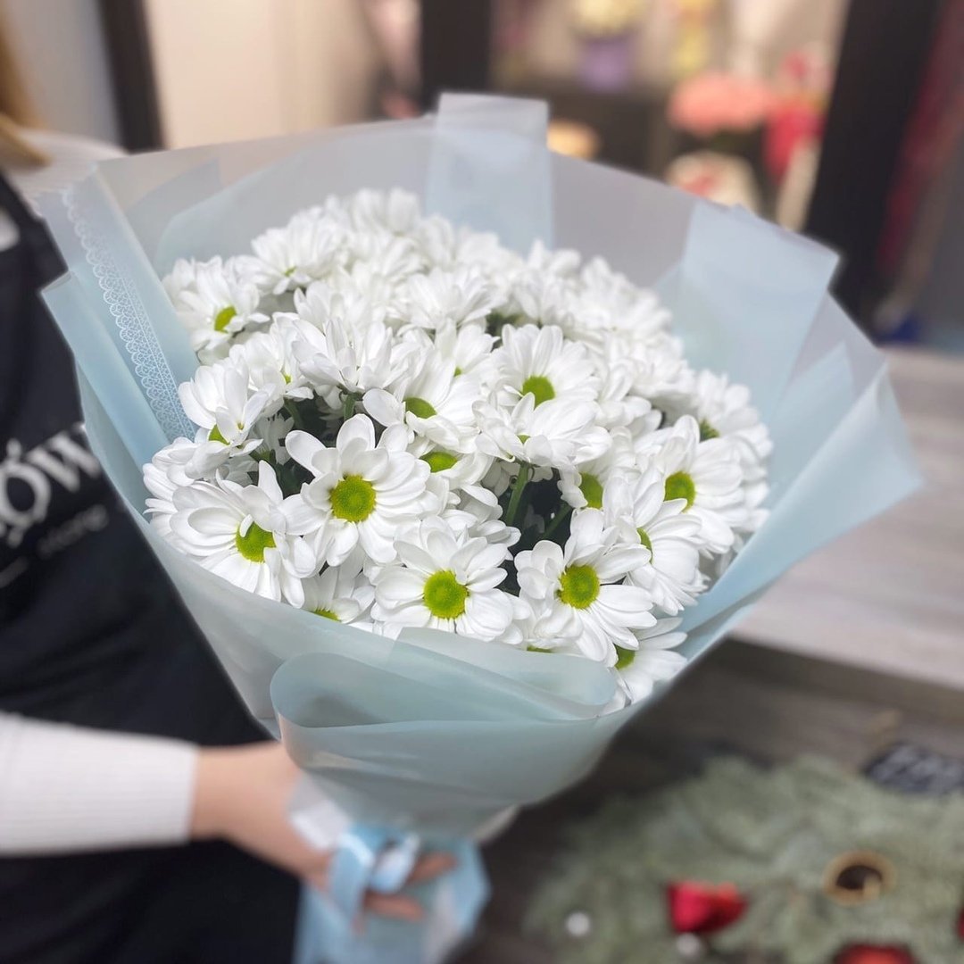 Букет из гипсофилы и хризантемы кустовой