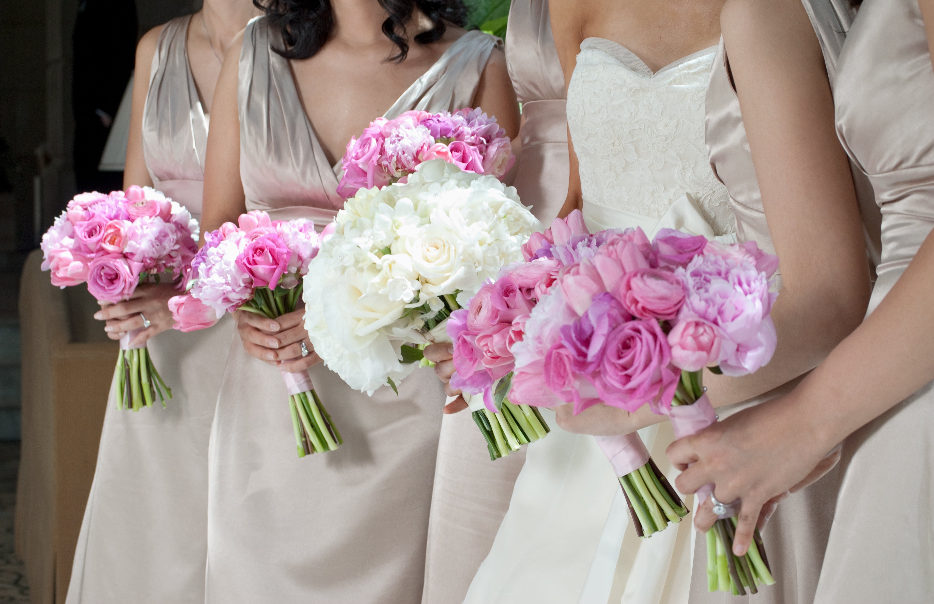 Какие цветы дарить на 1. Букет невесты. Букет для дружки. Букет невесты для розового платья. Букет подруге на свадьбу.