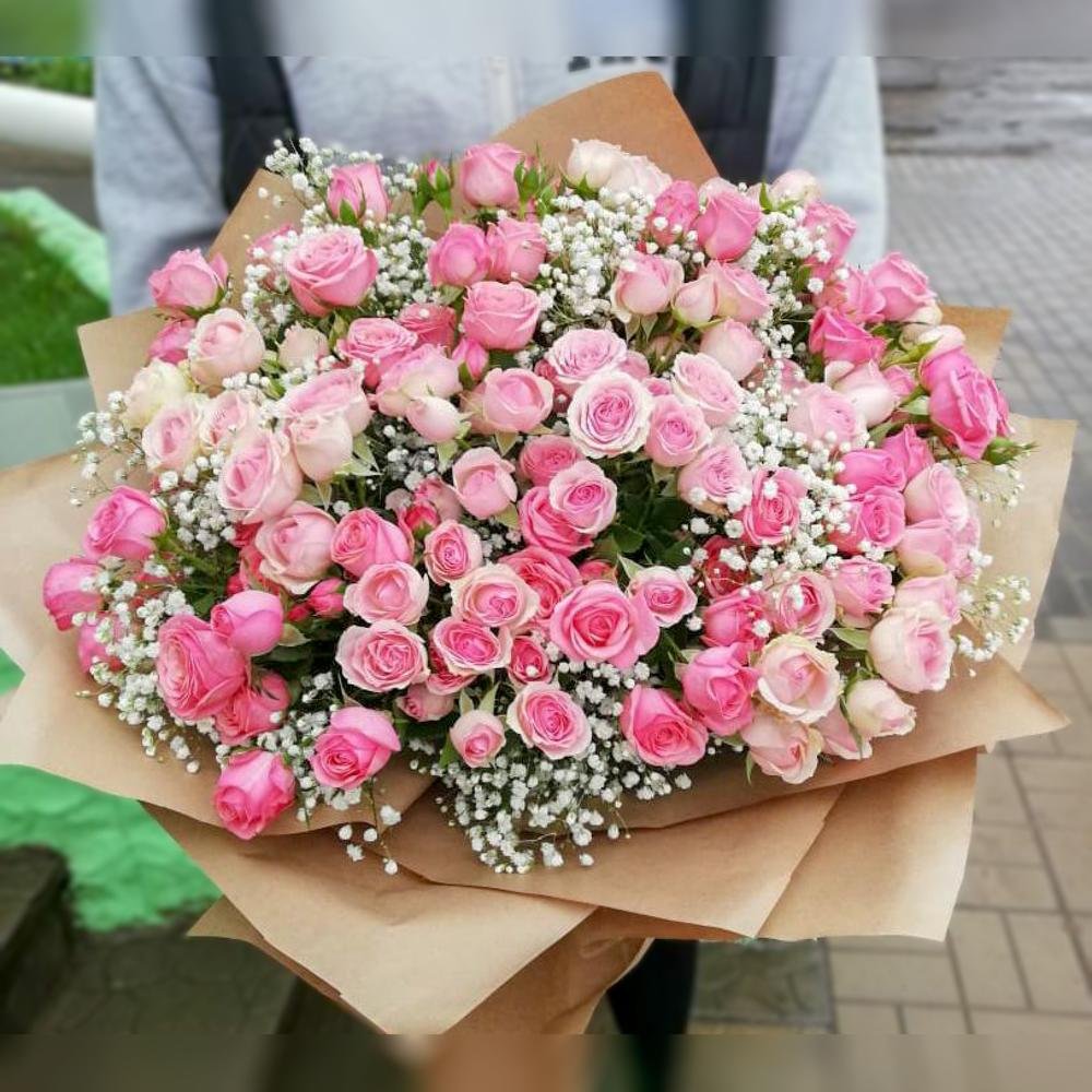 Кустовые розы с гипсофилой букет