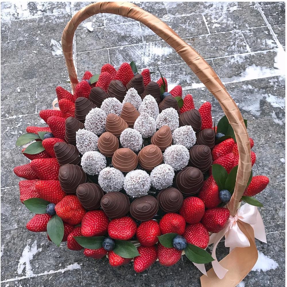 Корзинка из клубники в шоколаде
