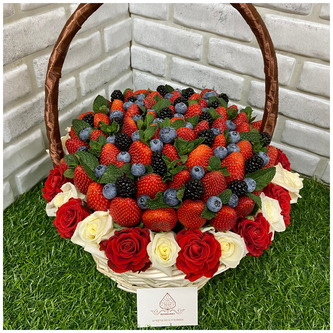 Корзина с клубникой