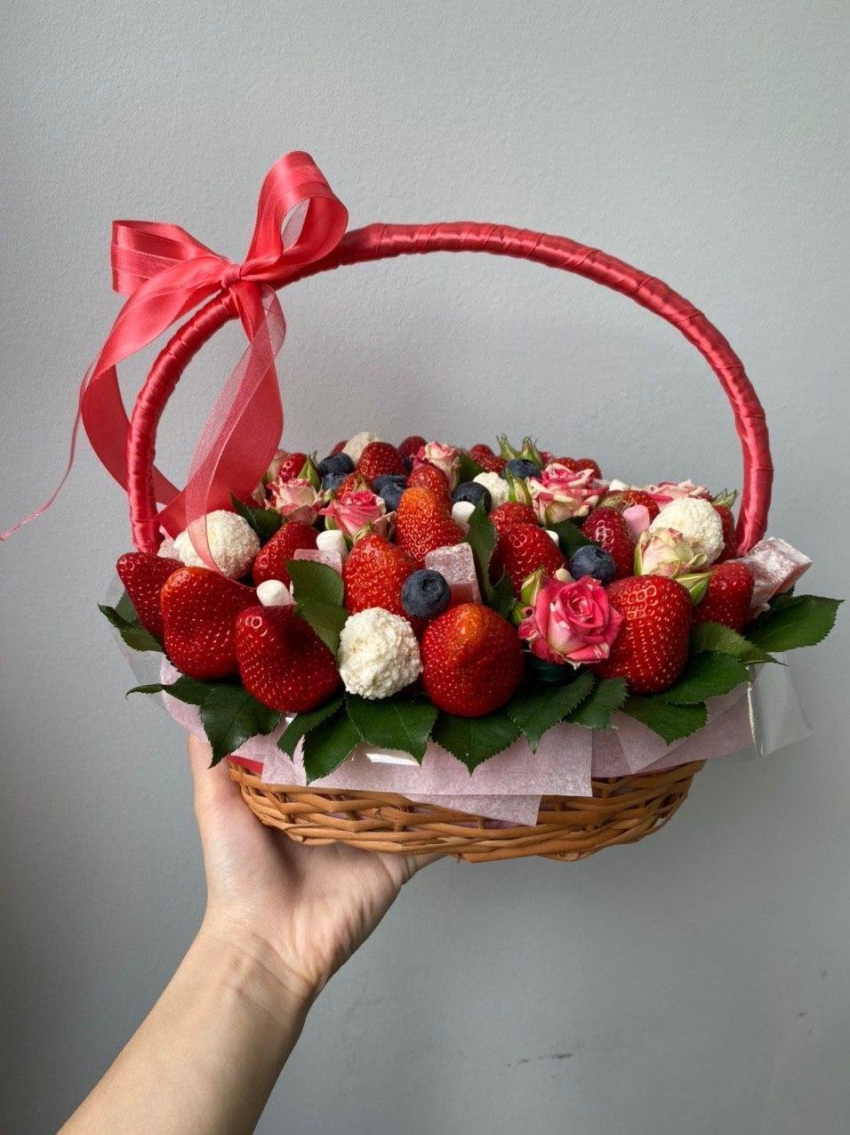 Корзинка с клубникой и цветами