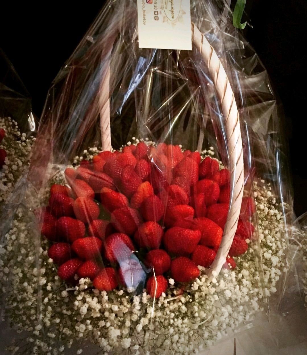 Корзина с клубникой в подарок