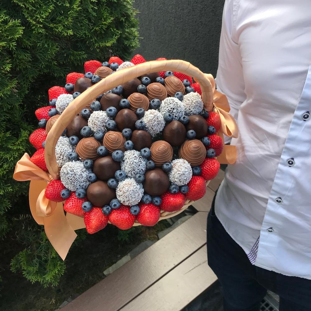 Корзина из клубники в шоколаде