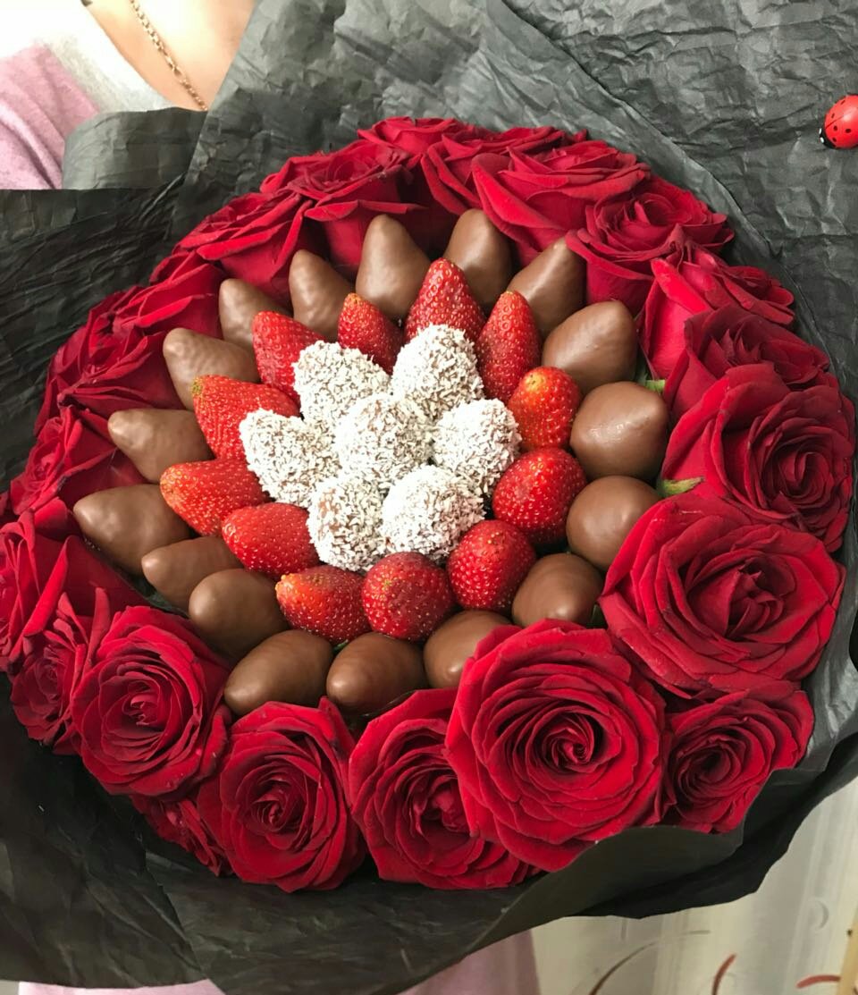 Букет из роз и клубники в шоколаде