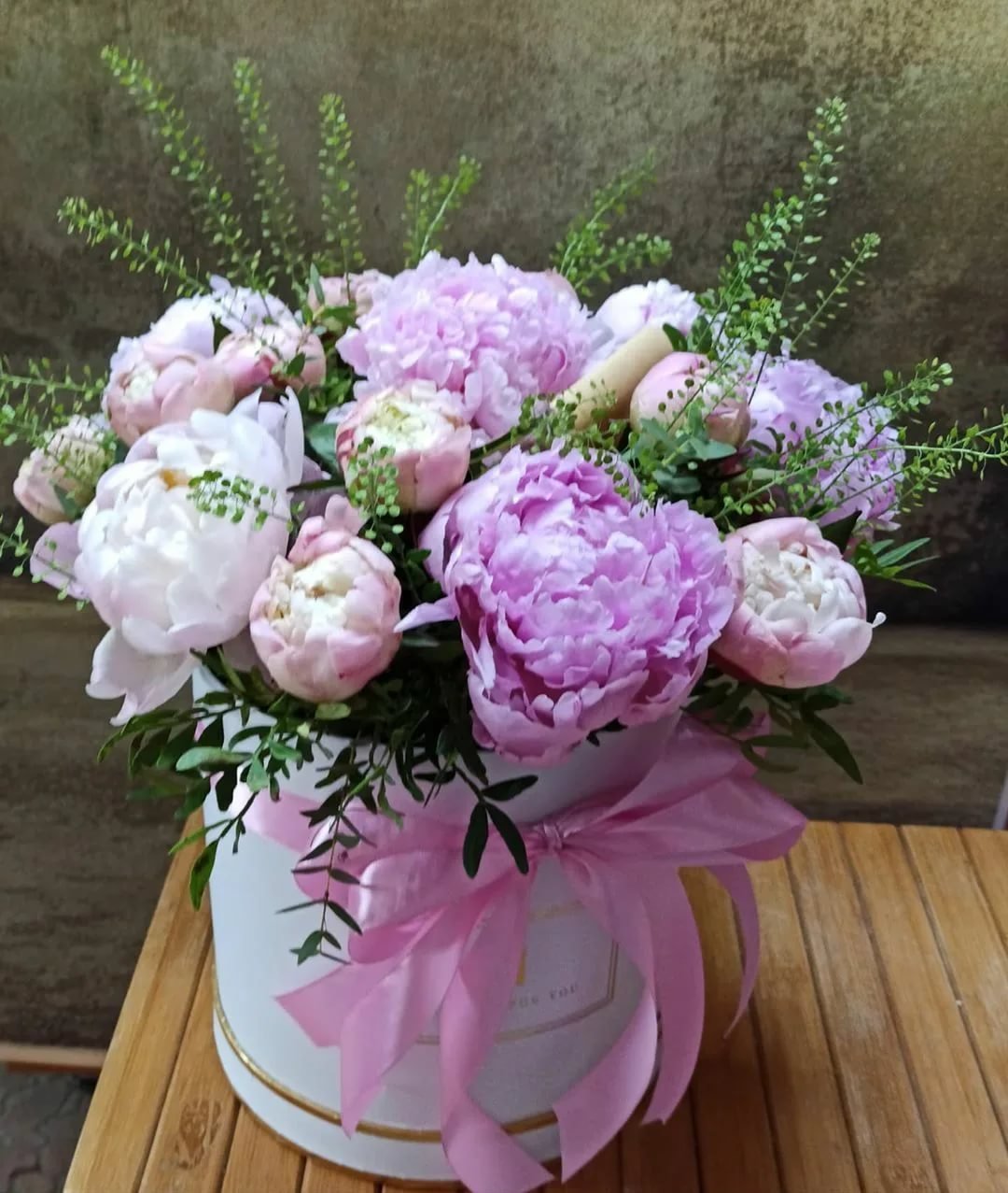 Легкий букет с пионами