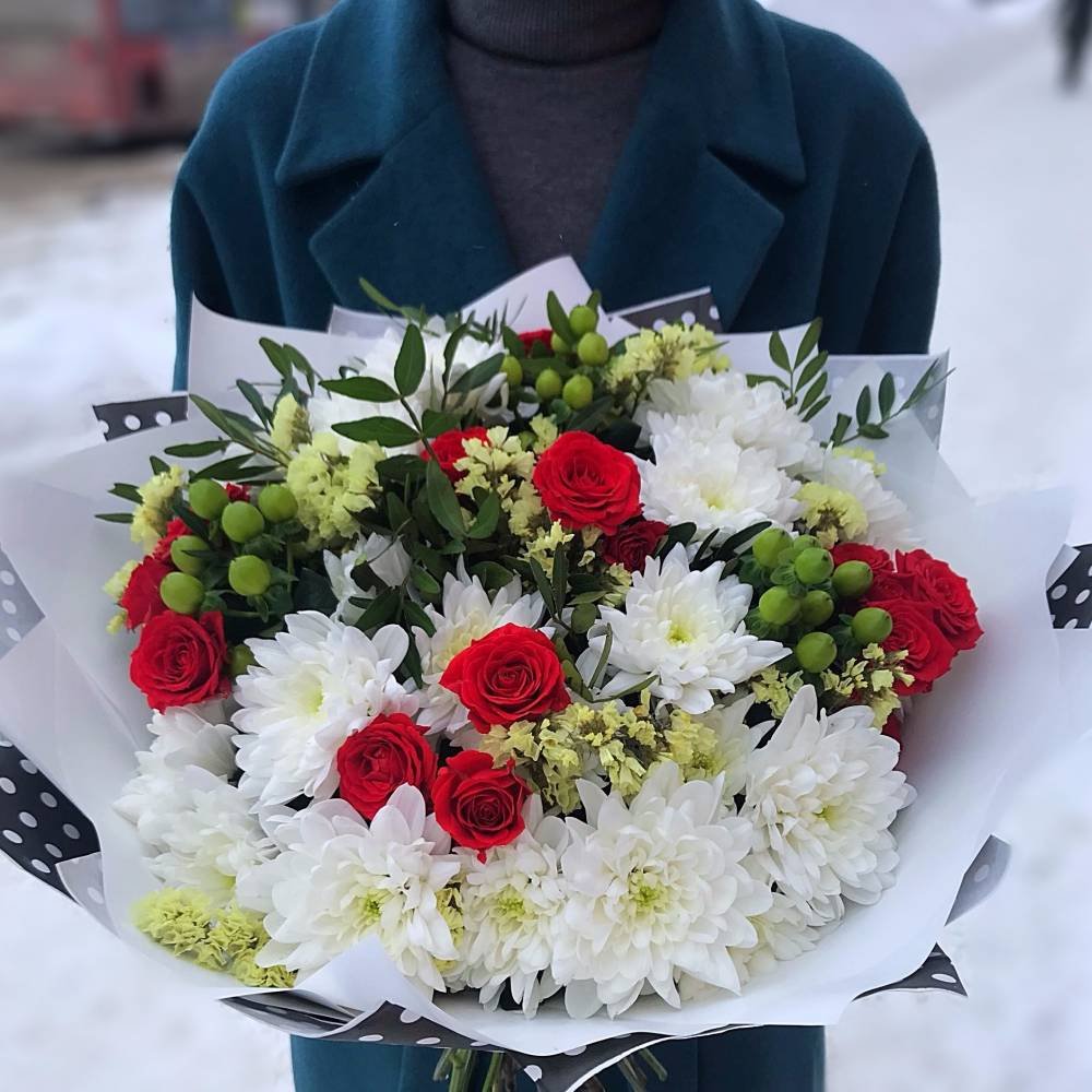 Хиперикум, розы и хризантемы букет