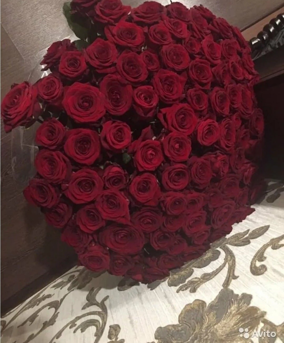 Сегодня мне подарили цветы. Большой букет роз. Большой букет красных роз. Огромный букет красных роз. Красивый букет дома.