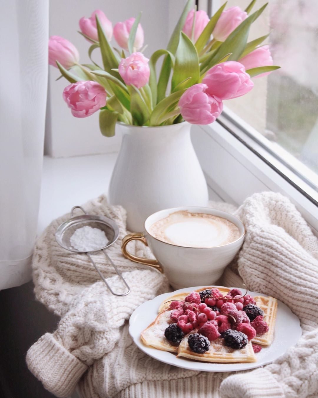 Красивого утра февраля. Завтрак с цветами. Красивый завтрак. Утренние цветы. Красивые цветы в чашке.