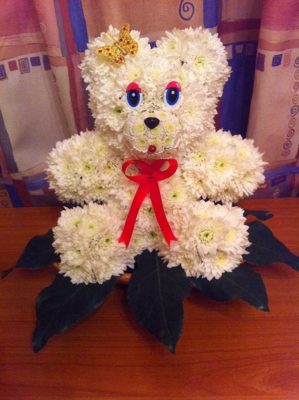 Мишка из живых цветов