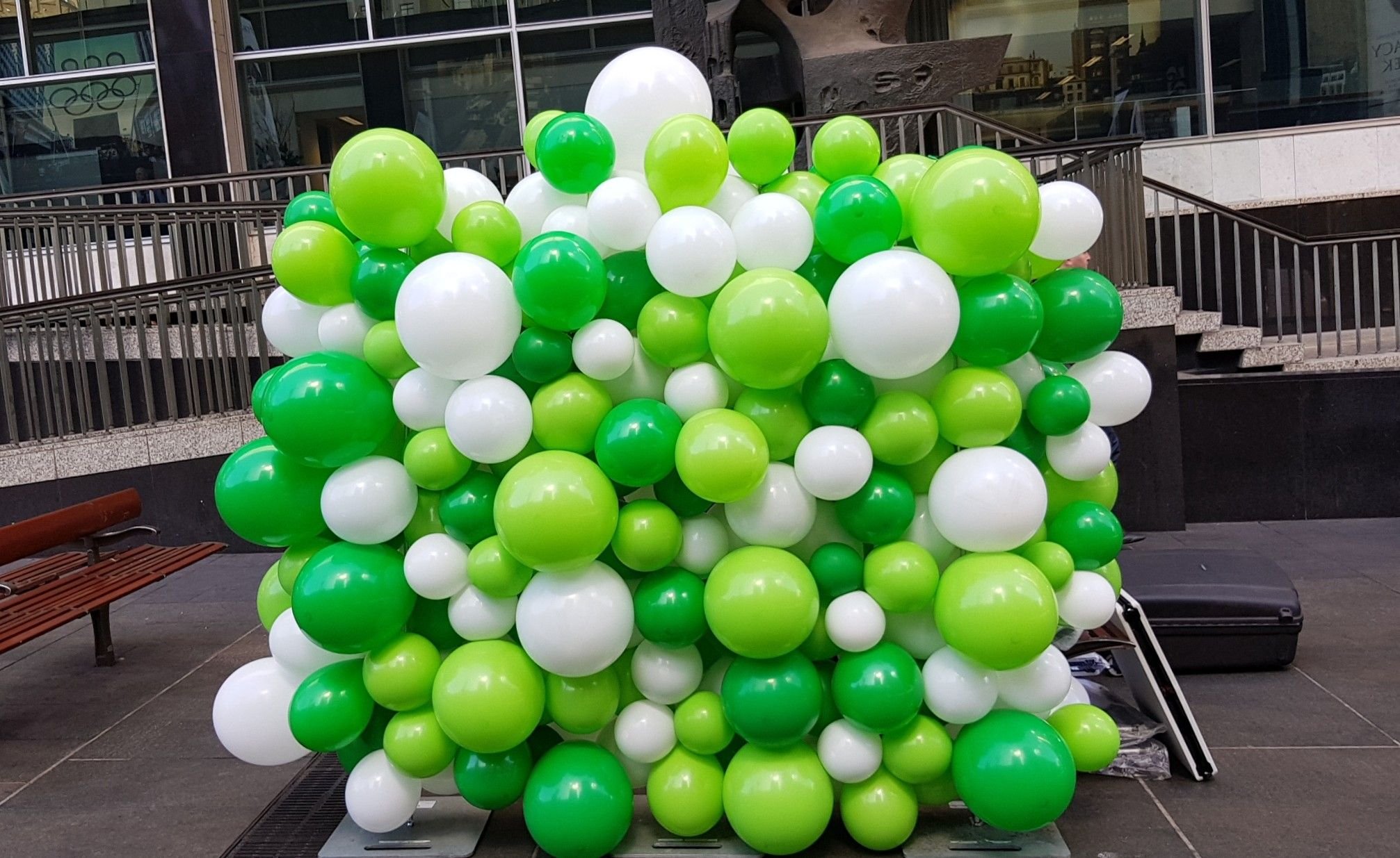 Черно зеленые шарики. Салатовые шары. Шарики салатовы. Воздушные шары зеленого цвета. Зеленый воздушный шарик.
