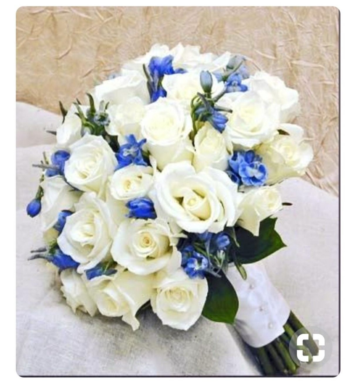 Свадебный букет белые и синие розы